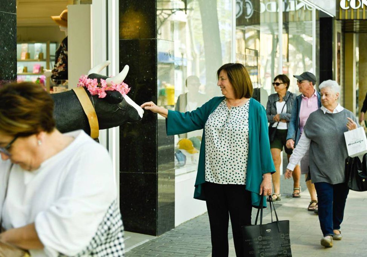 Pepa Font a la entrada de uno de los comercios de la calle Marqués de Campo.