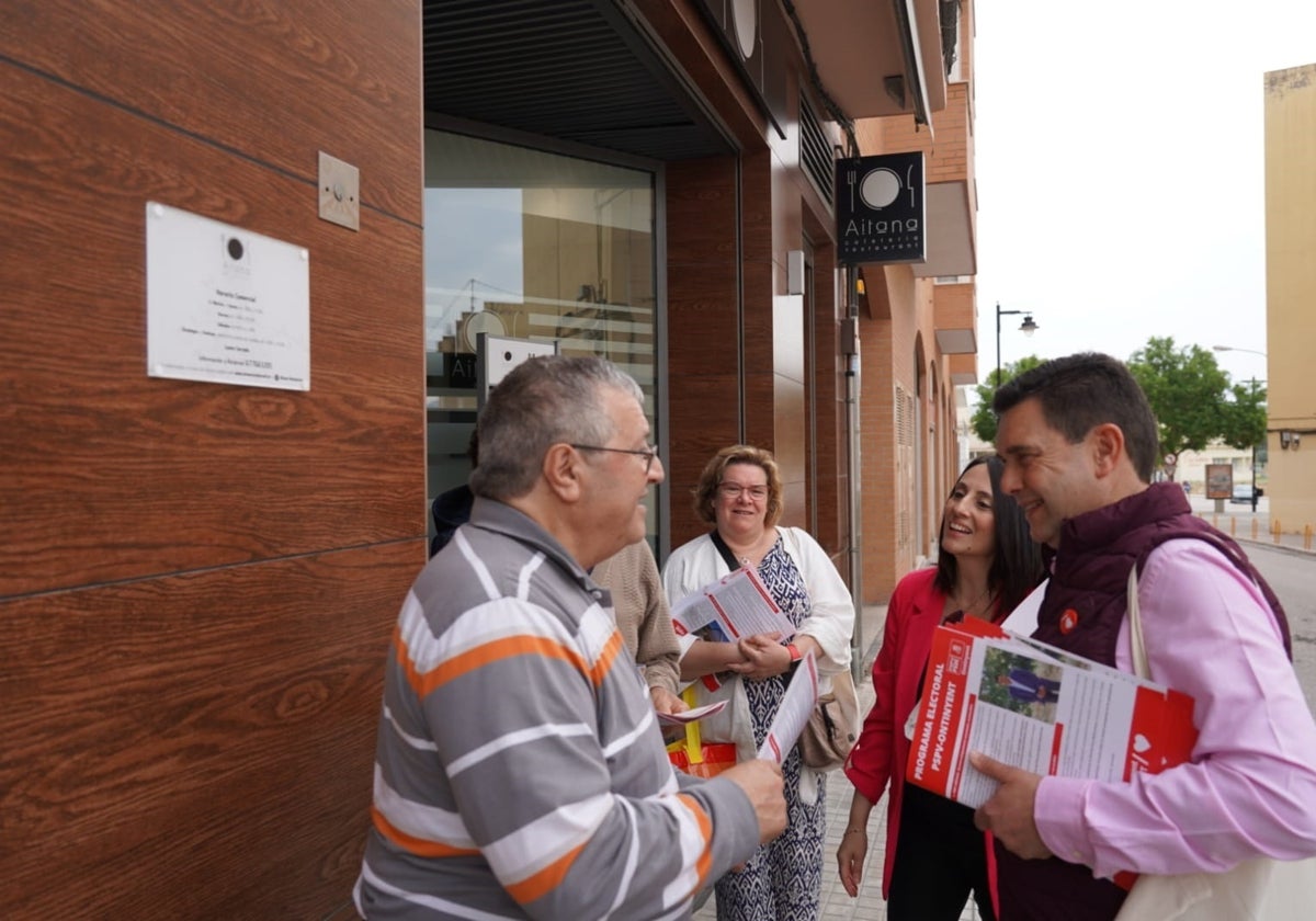 Rebeca Torró junto al candidato socialista a la alcaldía departiendo con vecinos.