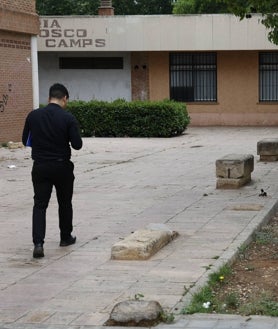 Imagen secundaria 2 - Solar con chabolas y maleza por las calles del barrio de Rovella, en Quatre Carreres.