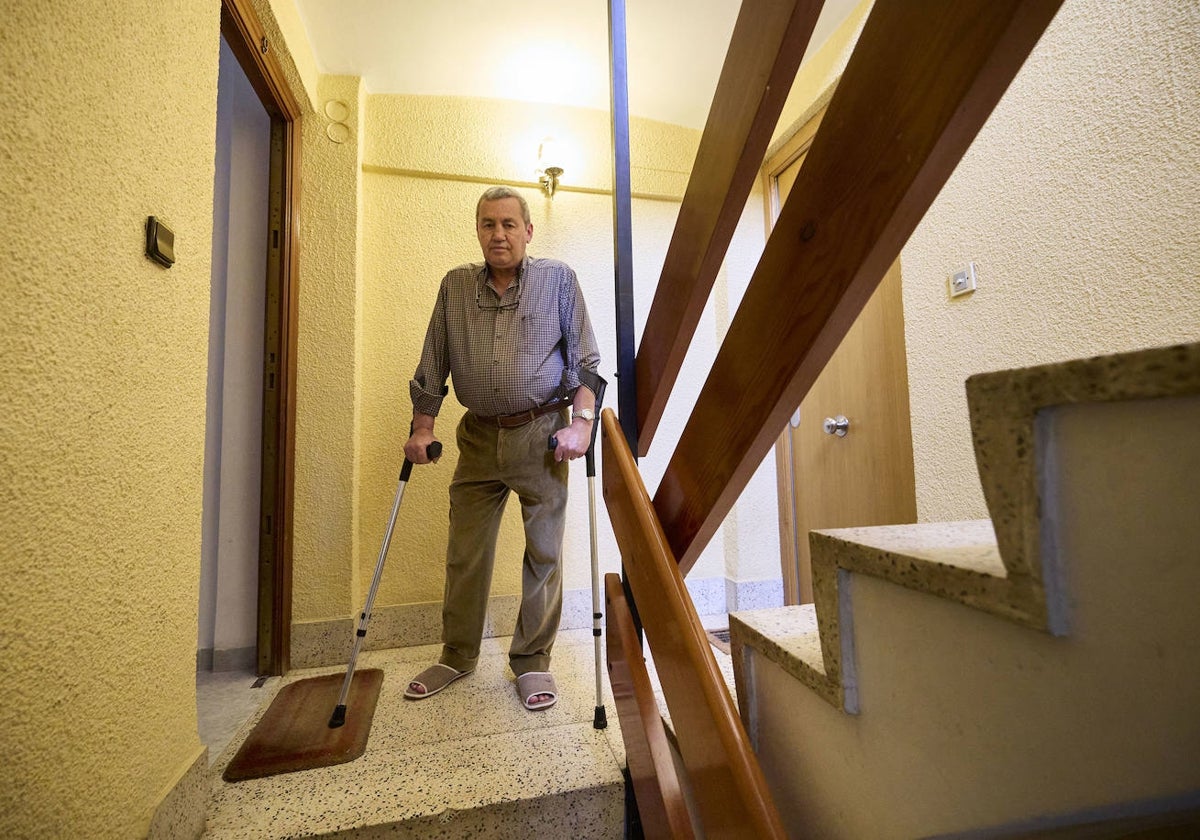 Simion Stamati, a la puerta de su casa.