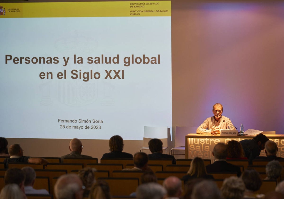 El director del Centro de Coordinación de Alertas y Emergencias Sanitarias del Ministerio de Sanidad, Fernando Simón, durante su ponencia en el Colegio de Médicos de Valencia, este jueves.