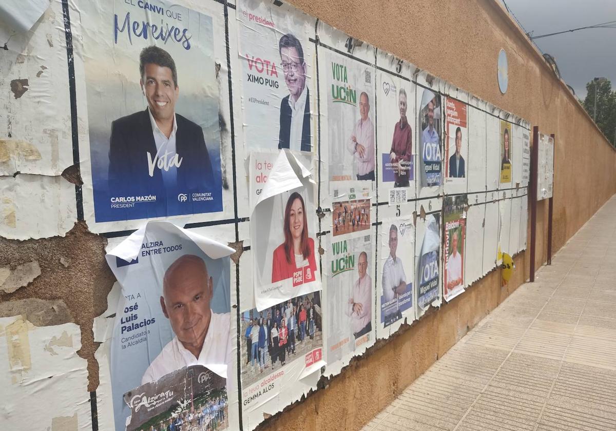 Carteles electorales en Alzira.