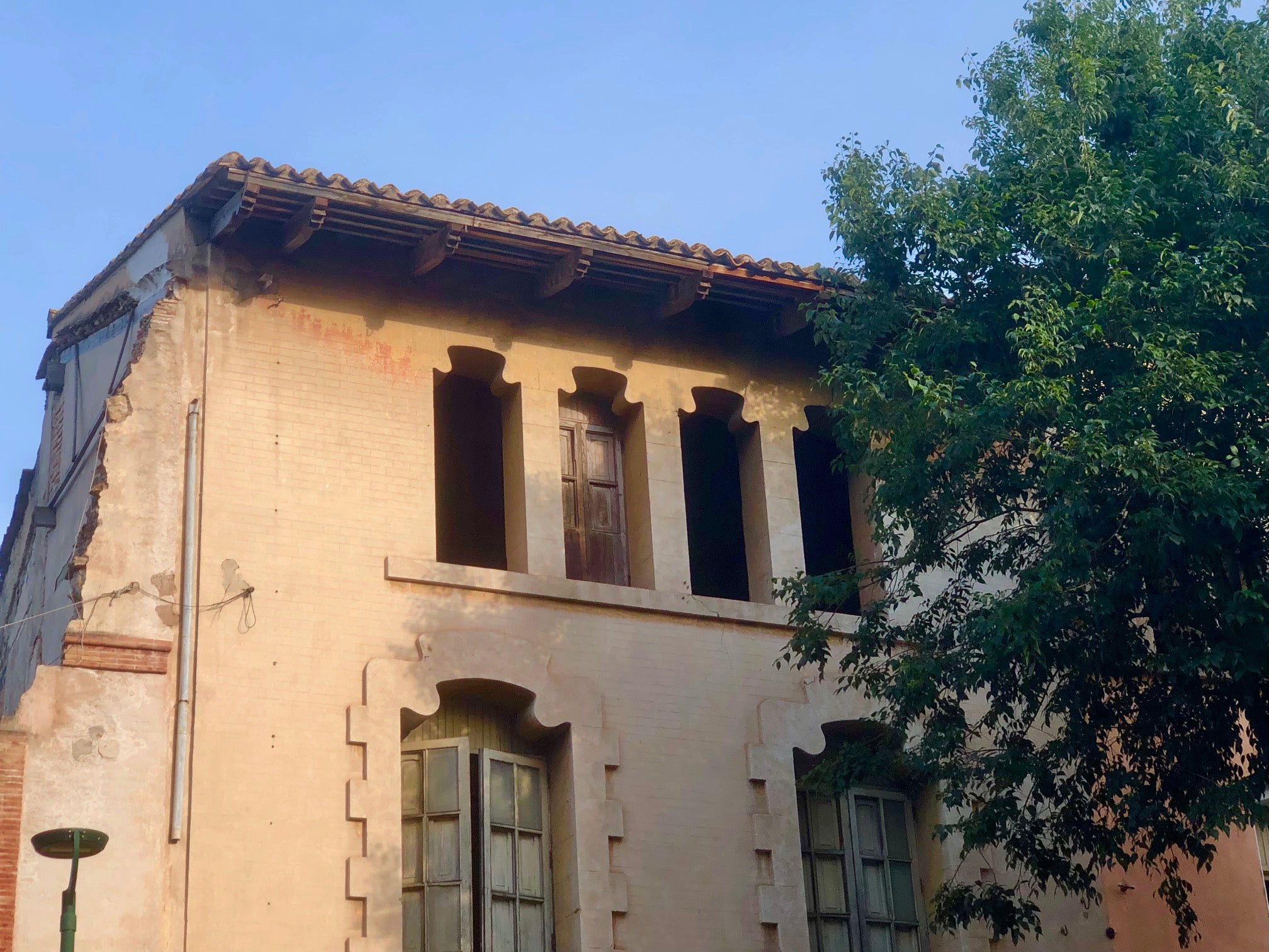 Imagen secundaria 1 - Exterior de la casa Wilson, interior donde se aprecian los daños, ventanas sin protección y grietas en el balcón principal de la casa modernista.