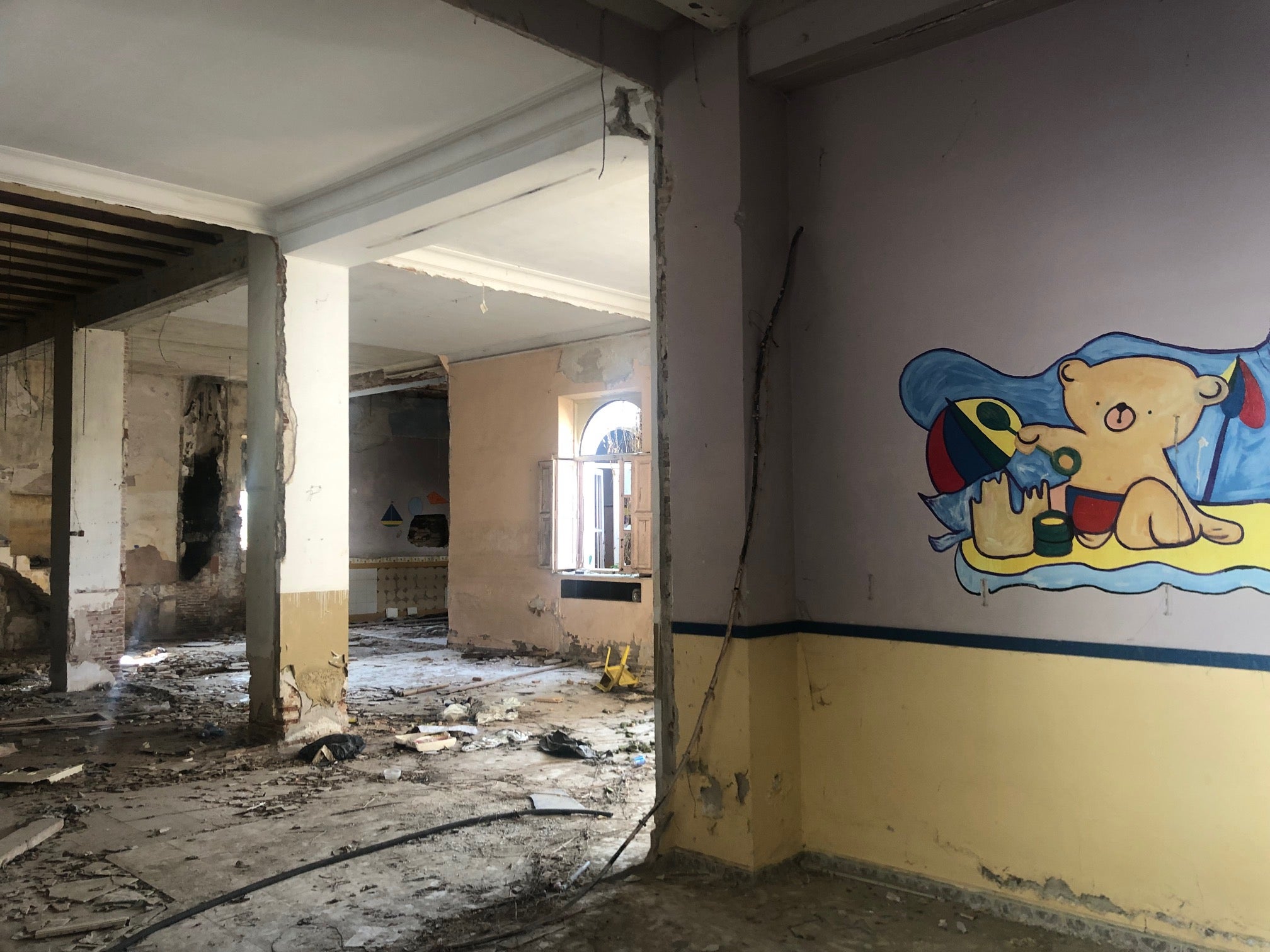 Estado del interior del inmueble que está sufriendo humedades y desprendimientos.