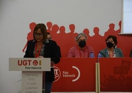 Mayte Montaner, secretaria general de la Federación de Serveis Públics de UGT, junto a parte de su ejecutiva.