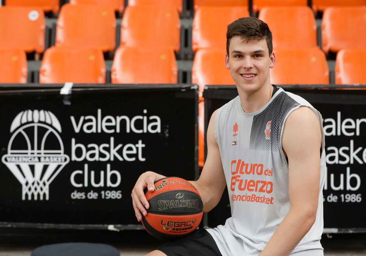 Jaime Pradilla, tras el entrenamiento de ayer en la Fonteta.