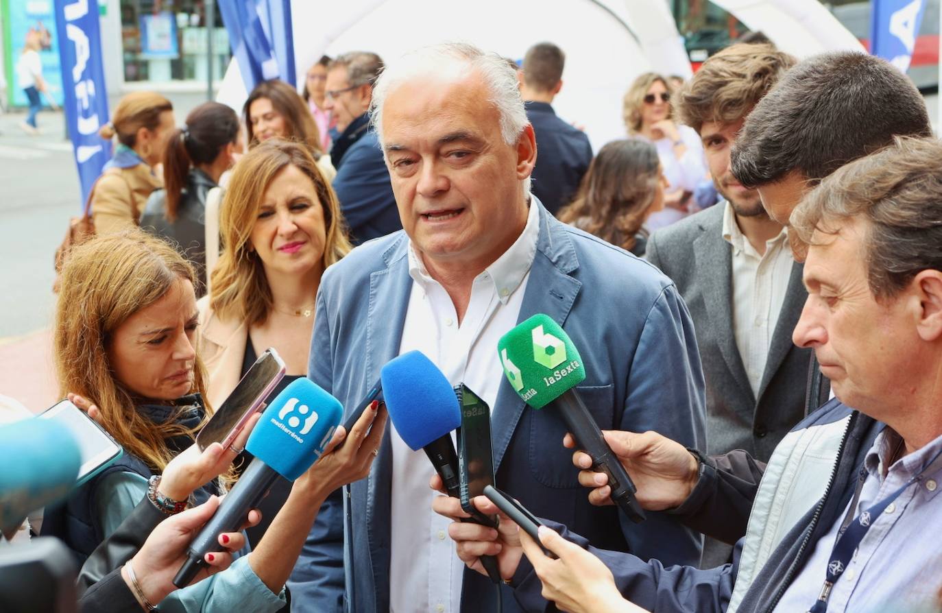 María José Catalá y Esteban González Pons visitan el Mercado de Ruzafa