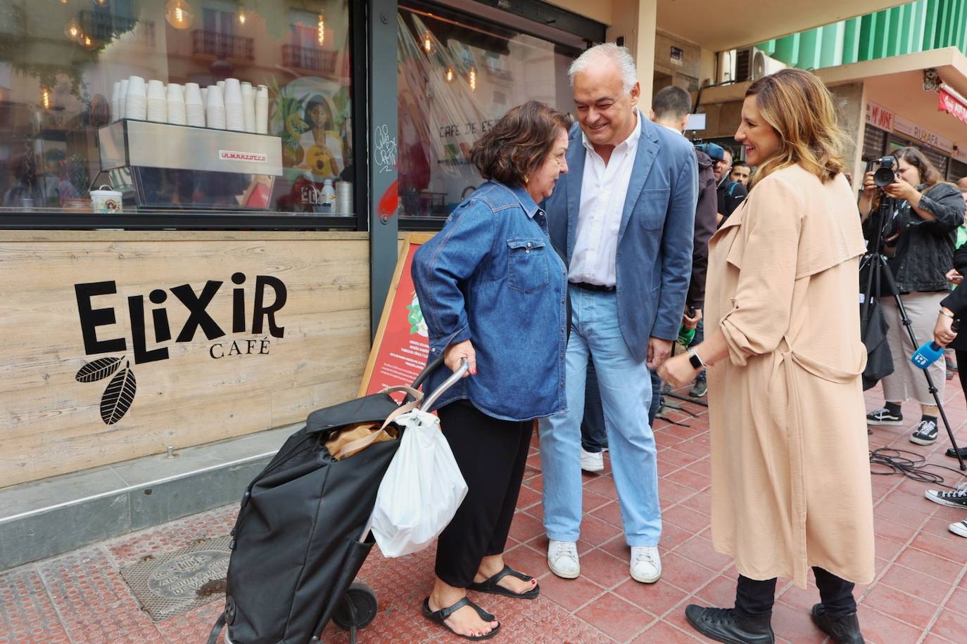 María José Catalá y Esteban González Pons visitan el Mercado de Ruzafa