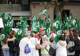 Protesta convocada por el sindicato CSIF a las puertas de la Conselleria de Sanidad.