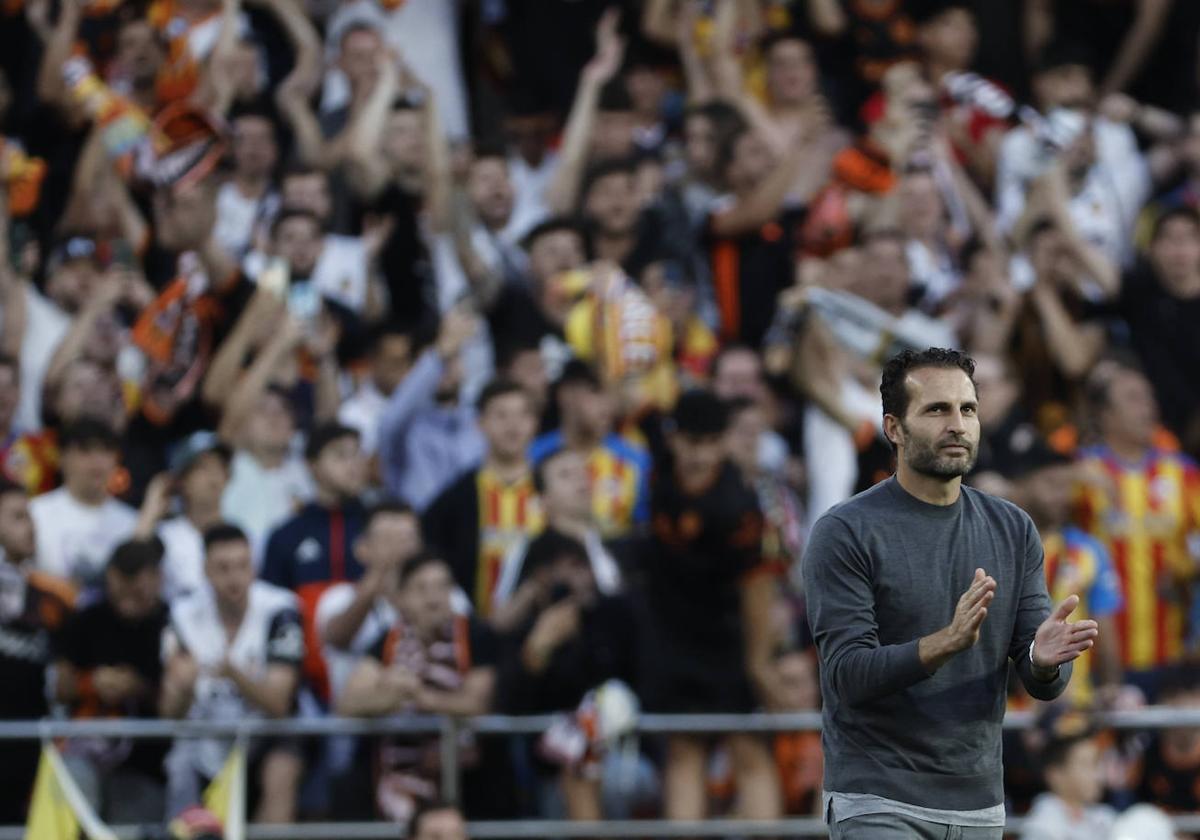 Rubén Baraja celebra la victoria de su equipo al término del partido correspondiente a la jornada 35