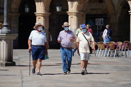 Jubilados paseando durante la mañana en una imagen de archivo