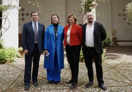 Los tres hermanos, Alejandro, Agnès y Pablo Noguera, junto a su madre, Agnès Borel.