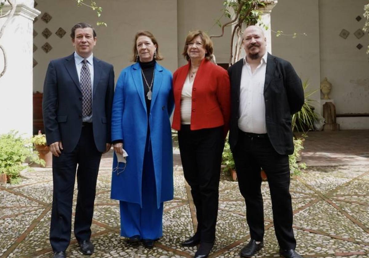 Los tres hermanos, Alejandro, Agnès y Pablo Noguera, junto a su madre, Agnès Borel.