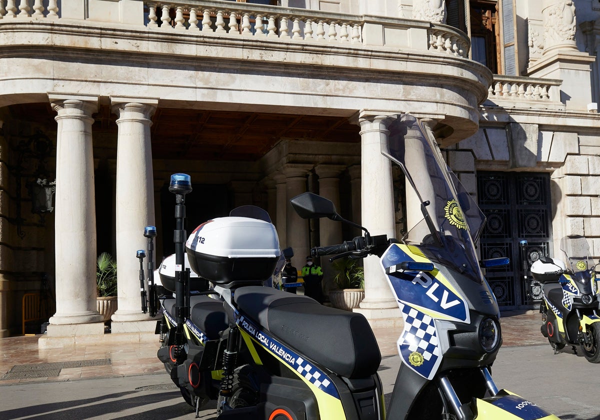 Varias motos de la Policía Local junto a la puerta del Ayuntamiento.