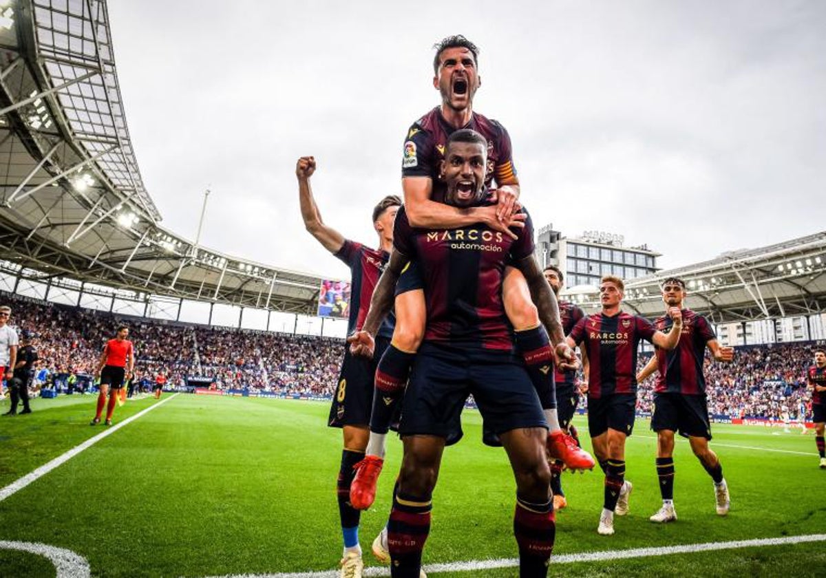 Los jugadores del Levante celebran uno de los goles frente al Alavés en el Ciutat.