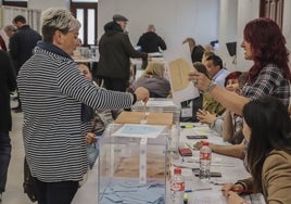 Urnas en un colegio electoral.