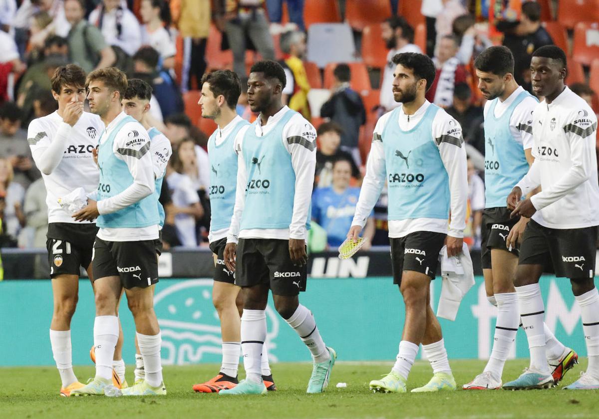 Los jugadores del Valencia, en Mestalla.