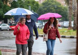 Varias personas con paraguas en Valencia.