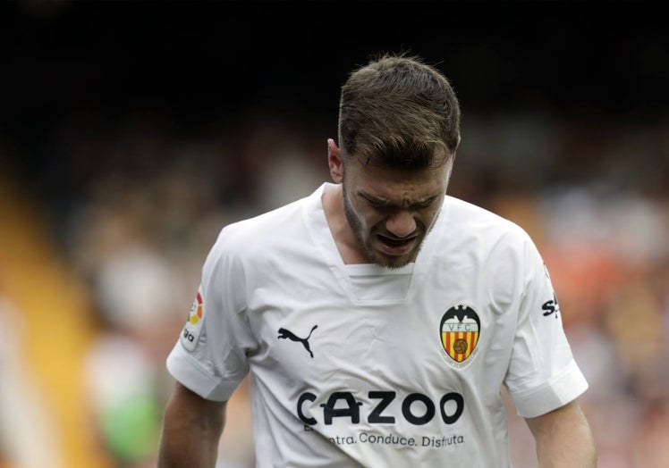 Toni Lato se duele durante el partido ante el Espanyol en Mestalla.