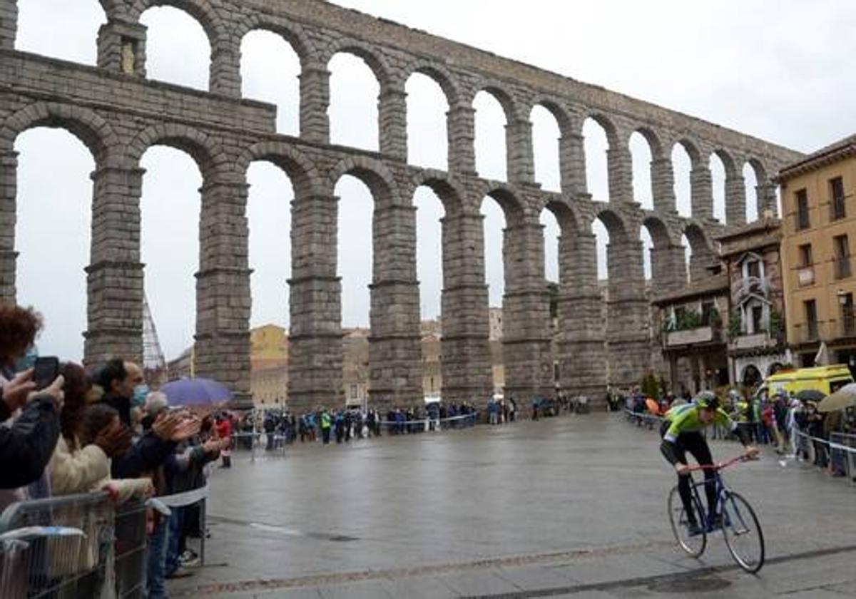 Cómo adelantar a los ciclistas por carretera: estas son las normas