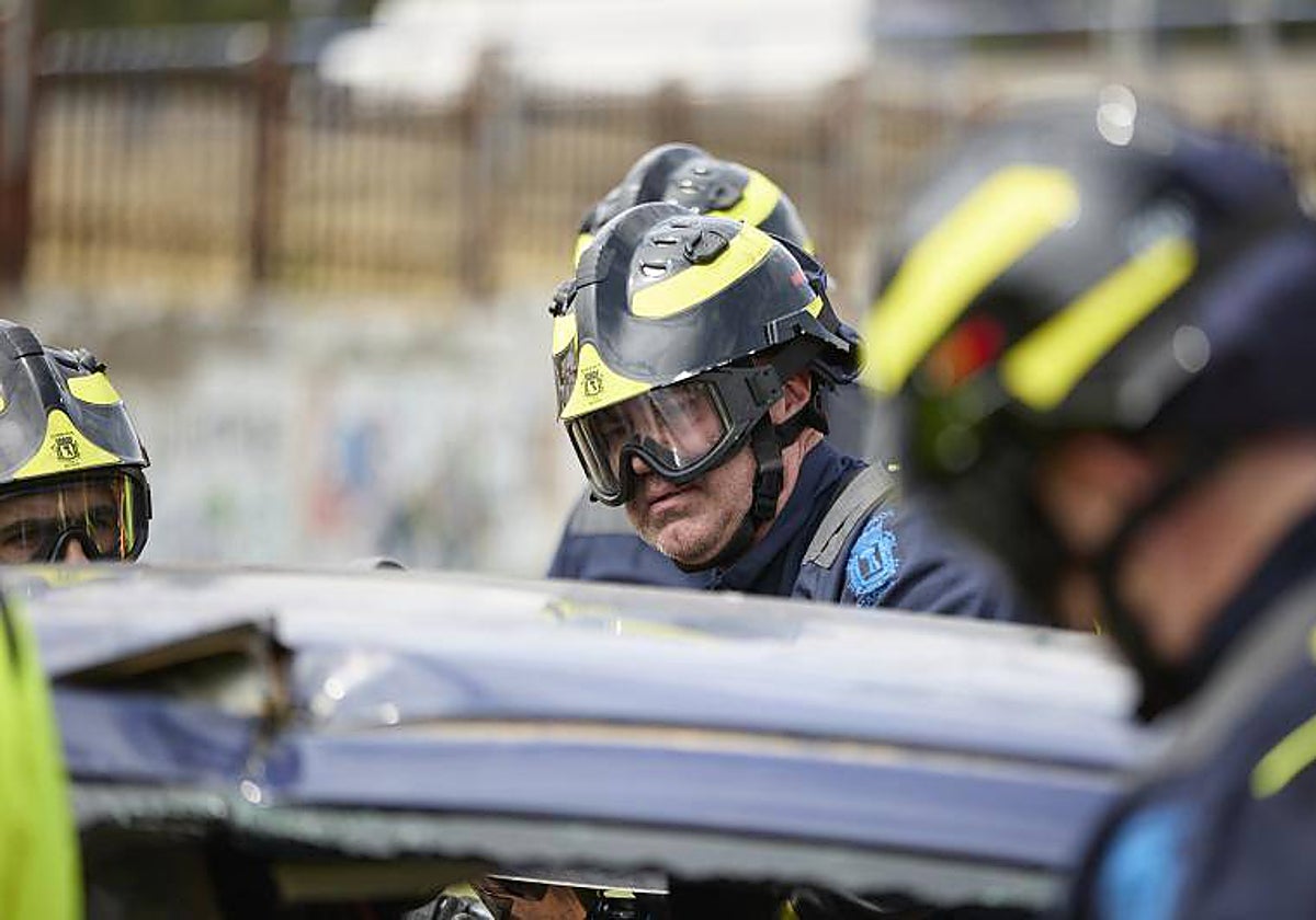 Los bomberos actúan en un accidente de tráfico.