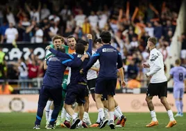 Los jugadores del Valencia celebran la victoria contra el Real Madrid.