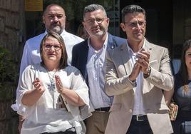 Toni González, cuarto por la izquierda en la imagen, se mantiene como alcalde de Almussafes.