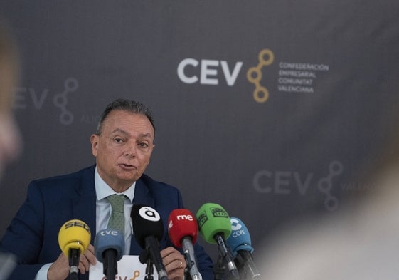 El presidente de la CEV), Salvador Navarro, durante una rueda de prensa.