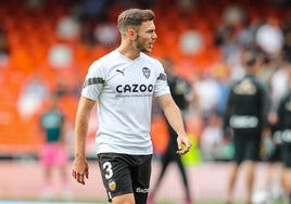 Lato durante el calentamiento de ayer en Mestalla.