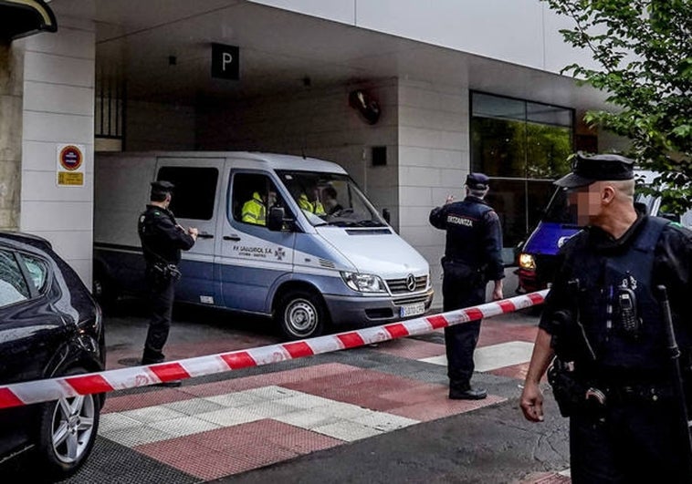 El furgón funerario sale del apartahotel con el cuerpo de Maialen.