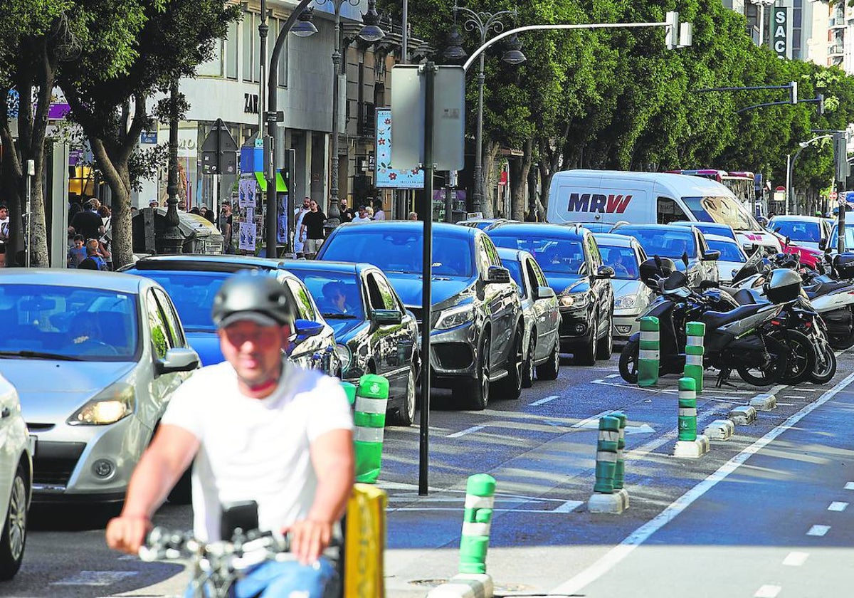 Atasco de coches en la calle Colón.