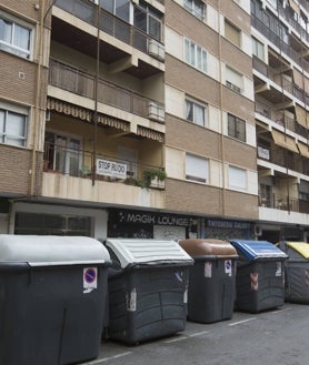 Imagen secundaria 2 - Javier Soler, junto a las vallas para acordonar los parques por el botellón; calle Serpis pendiente de ampliar y zona de contenedores.