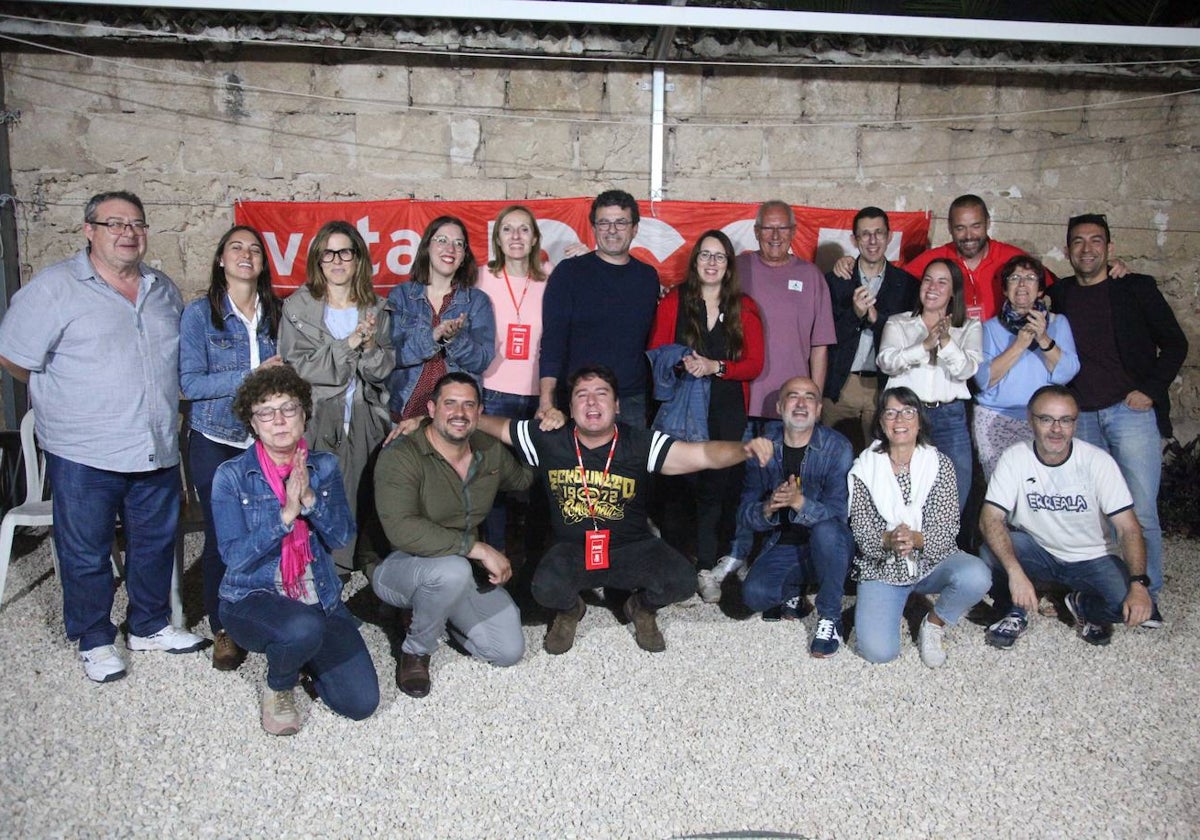 Los socialistas de Dénia, en su sede tras conocer el resultado final.