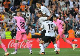 Los jugadores del Valencia CF celebrando el tanto de Samuel Lino en los instantes finales de partido.