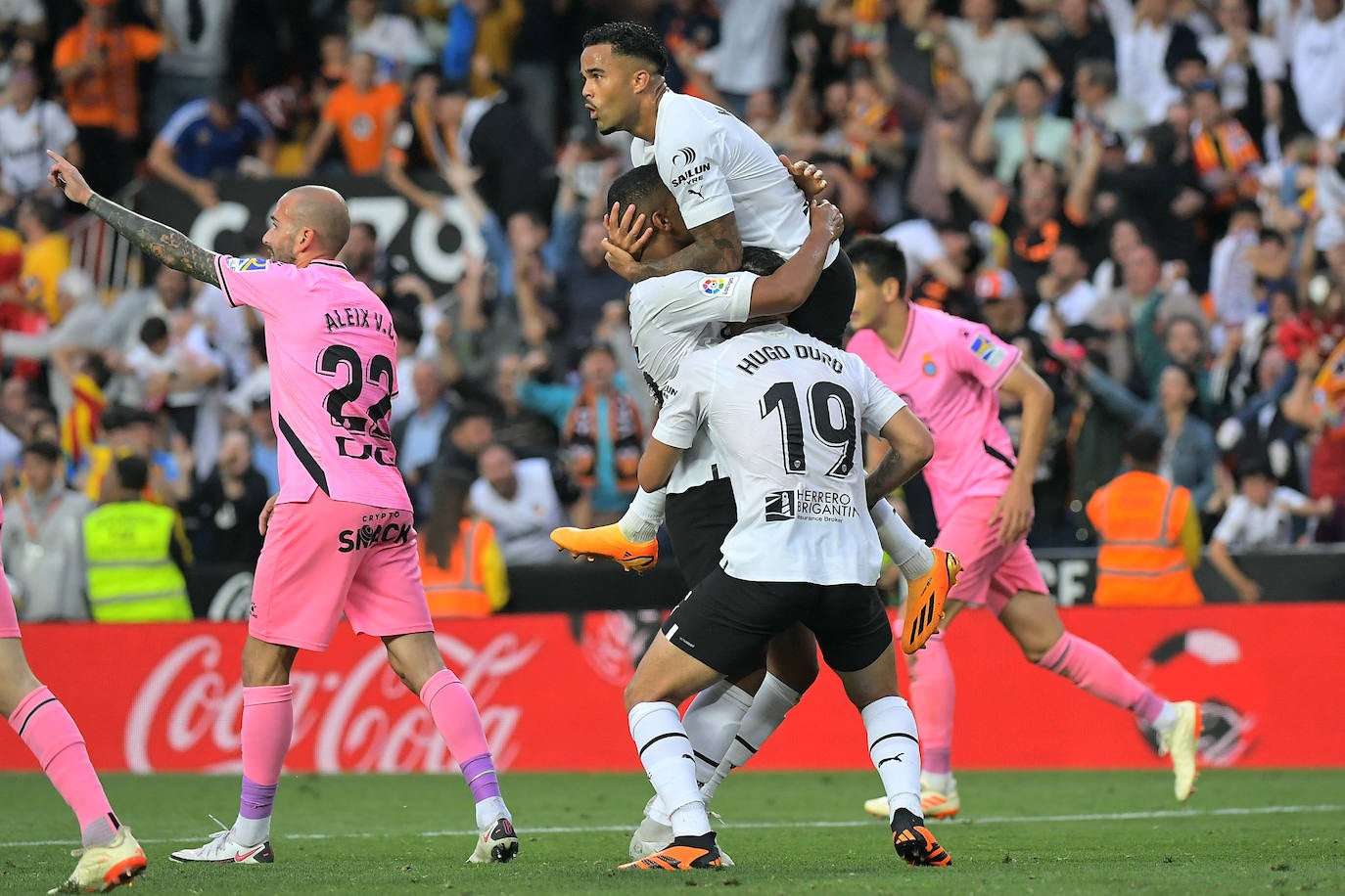 Los jugadores del Valencia CF celebrando el tanto de Samuel Lino en los instantes finales de partido.