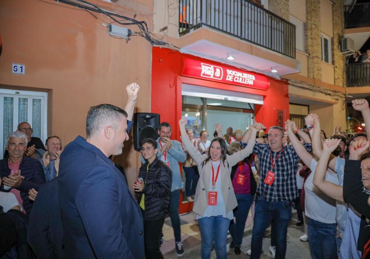 Mayor celebra la victoria con sus compañeros.