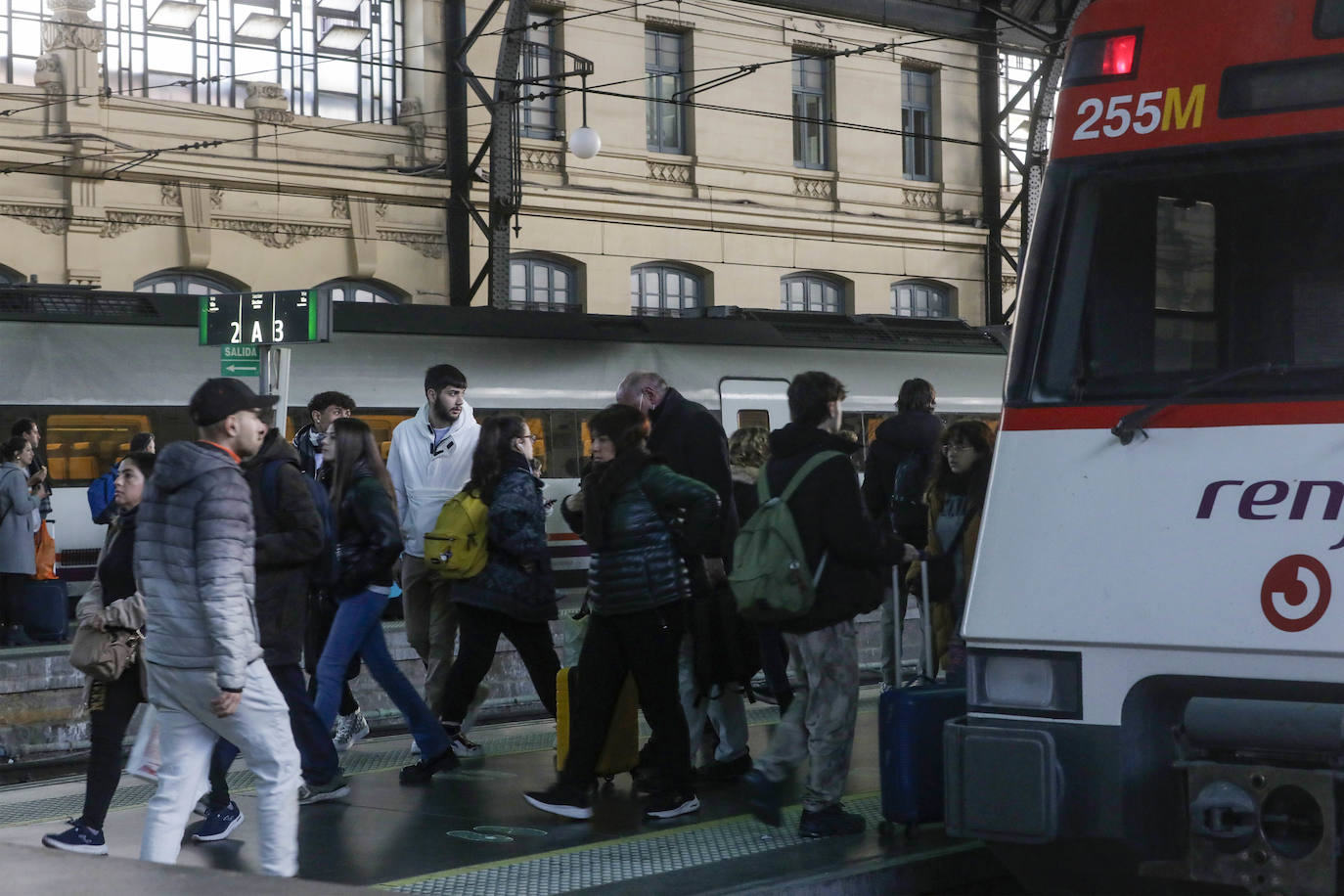 Salida de los Cercanías en la estacion del norte.