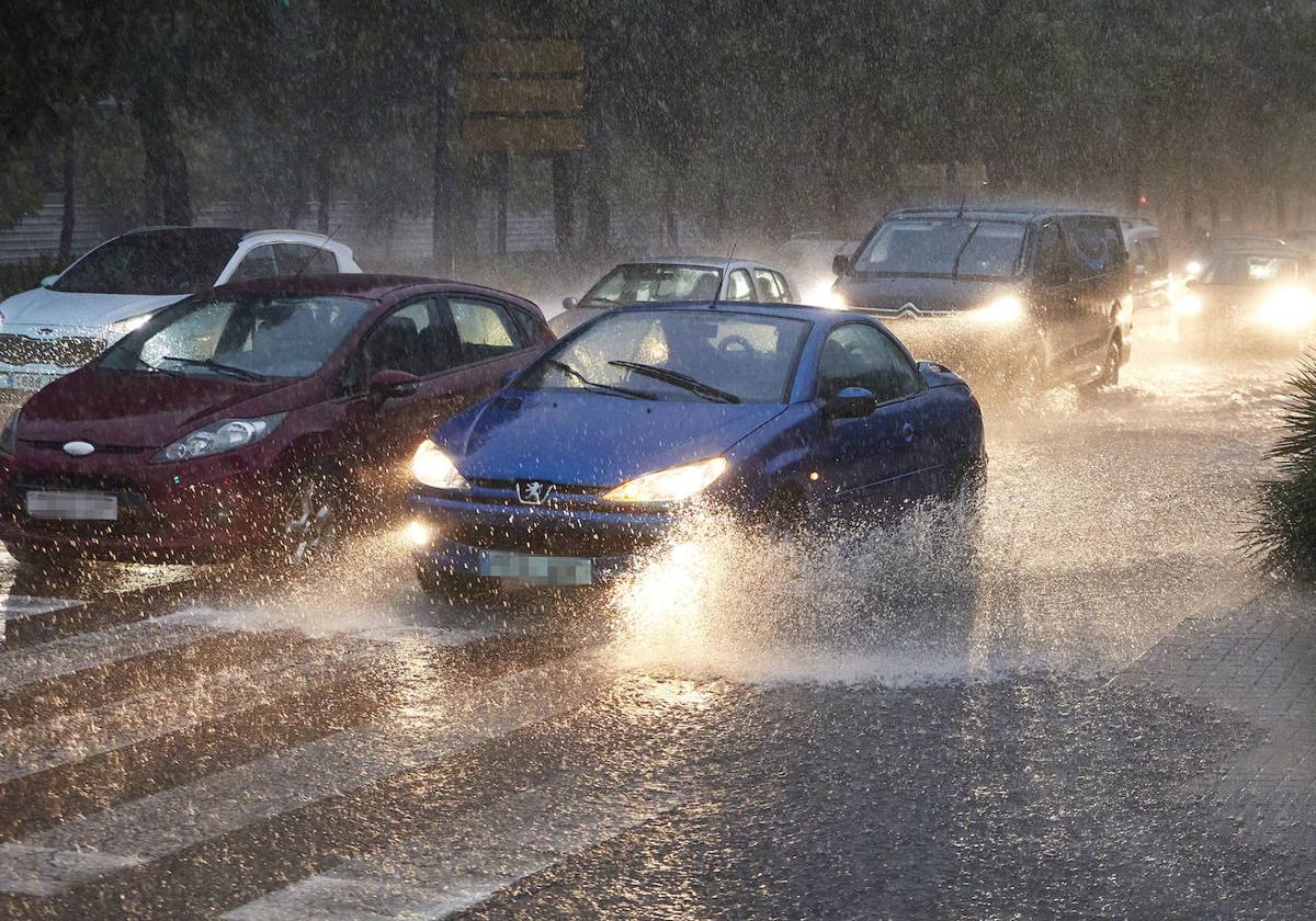 Varios coches durante un día de lluvia en la ciudad de Valencia.