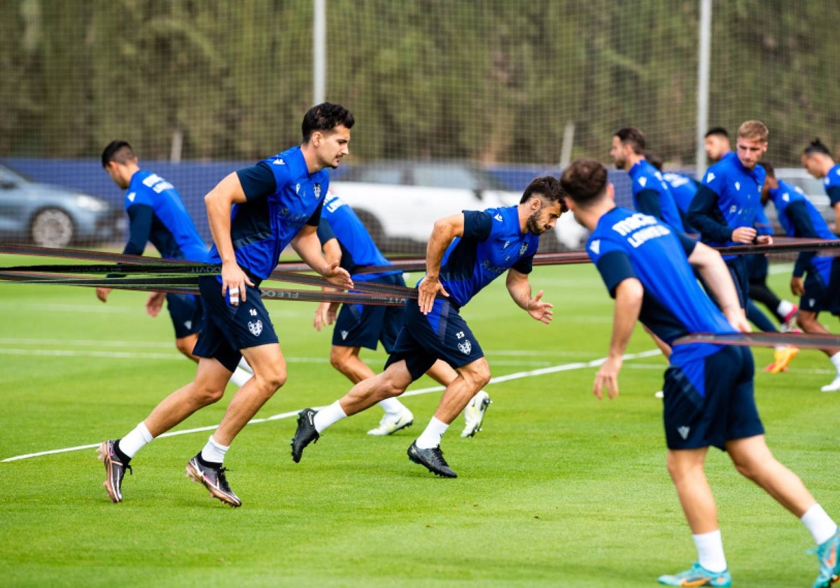 Varios futbolistas del equipo granota ejercitándose en la ciudad deportiva de Buñol.