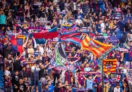 La grada de animación del Levante durante un partido.