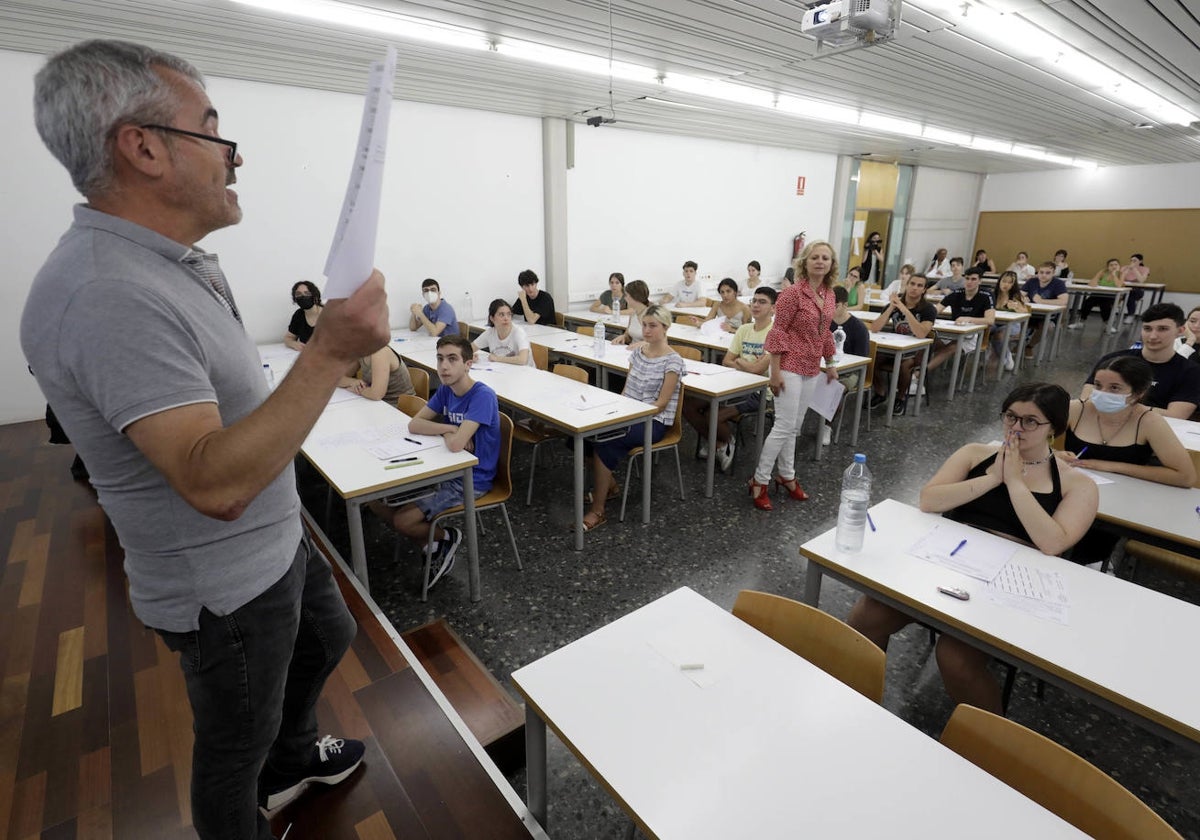 Un docente da instrucciones a los alumnos en la convocatoria del año pasado.