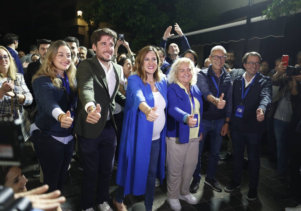 Catalá celebra la victoria con parte de su equipo, en la noche electoral.