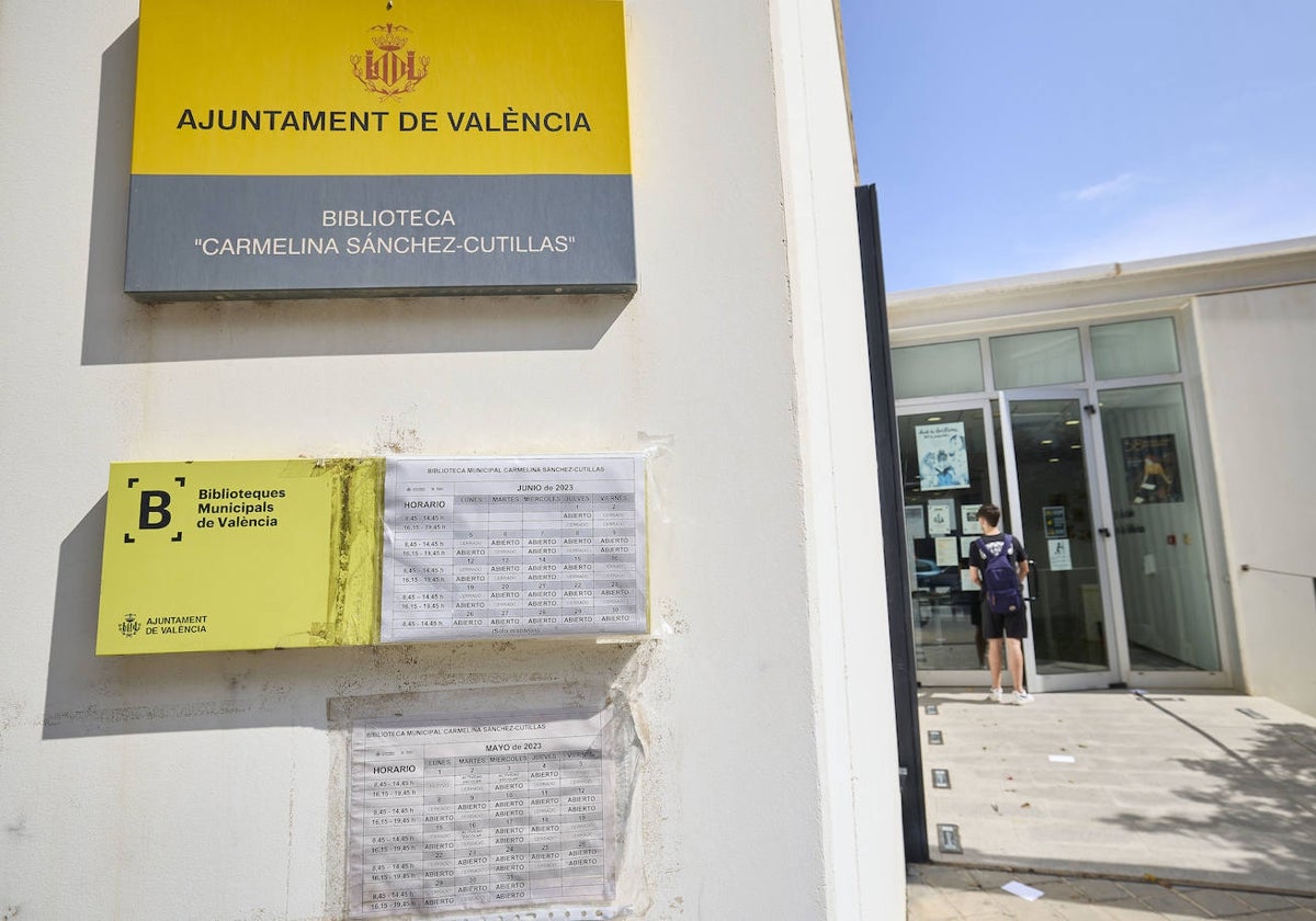 Biblioteca de Benicalap, con los horarios en la puerta, este miércoles.