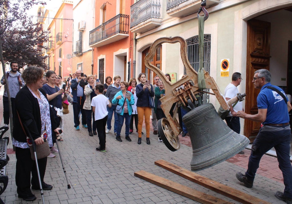 Vecinos de Ondara junto a la campana 'María' tras ser retirada el pasado viernes.