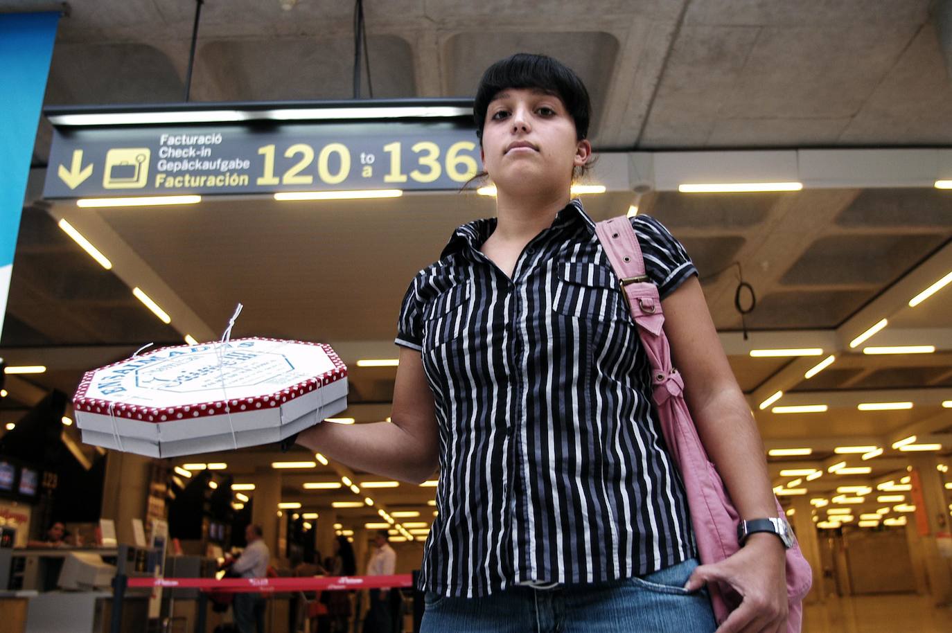 Una de las pasajeras afectadas que no pudo viajar con la ensaimada.