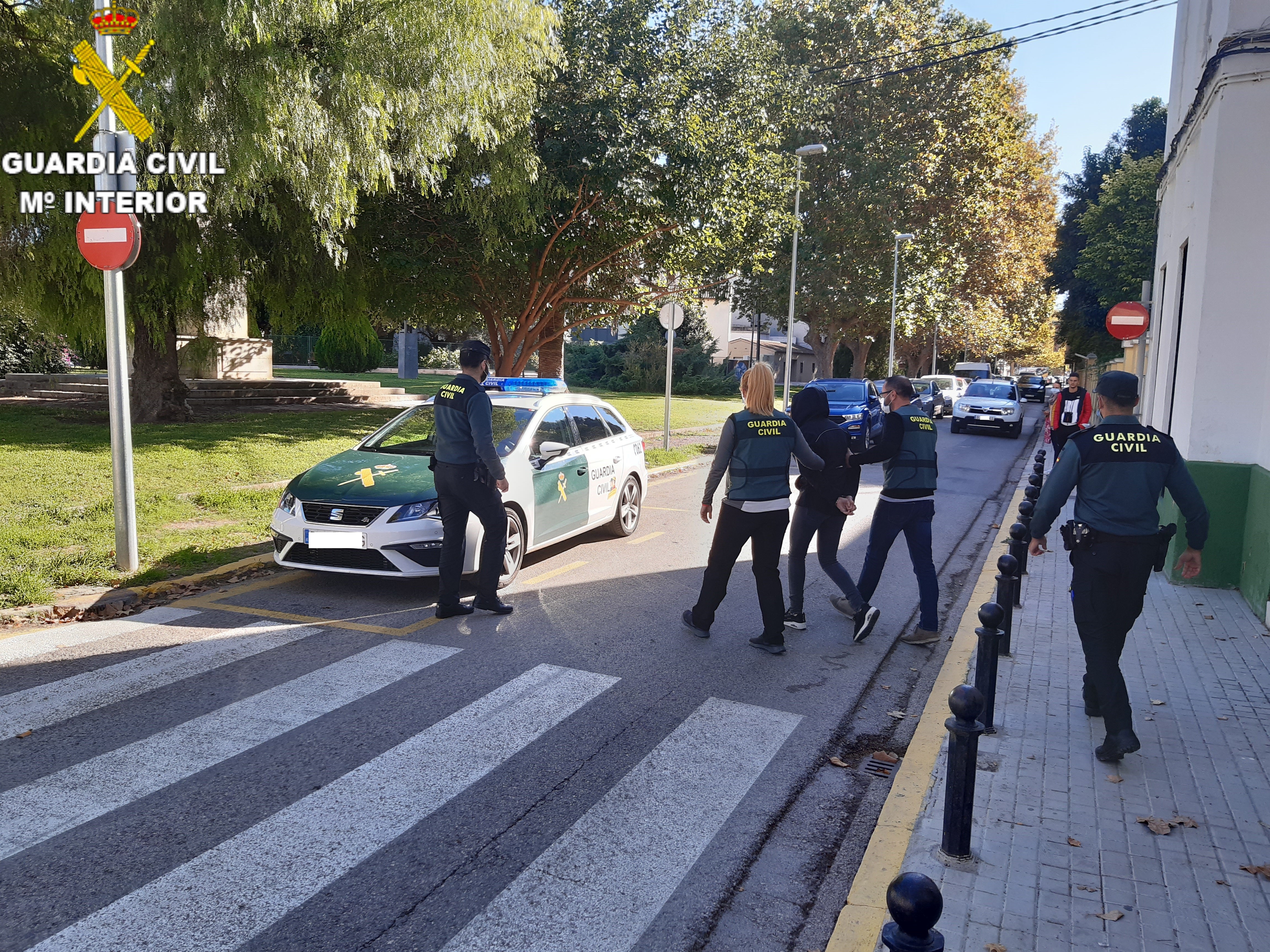 Agentes de la Guardia Civil custodian a un detenido