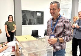 El candidato del PP en Canals emitiendo su voto.