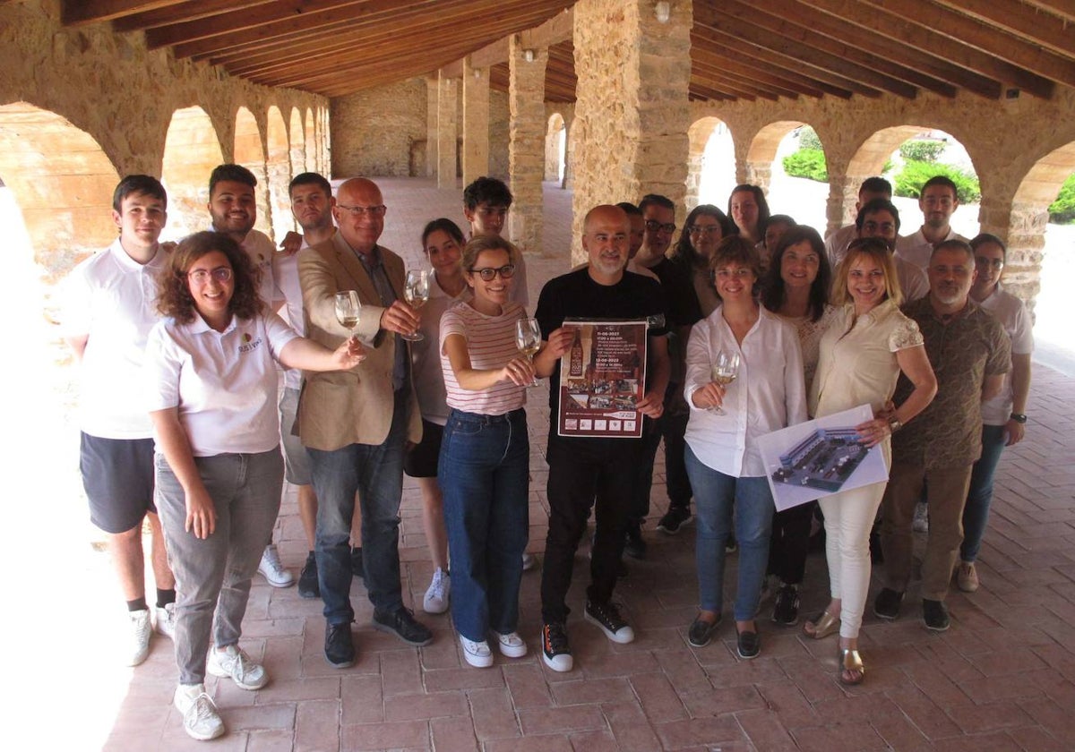 Los participantes en la presentación brindan por el futuro de la viticultura.