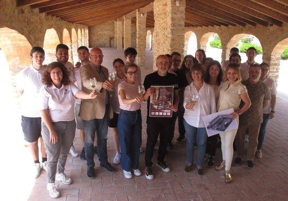 Los participantes en la presentación brindan por el futuro de la viticultura.