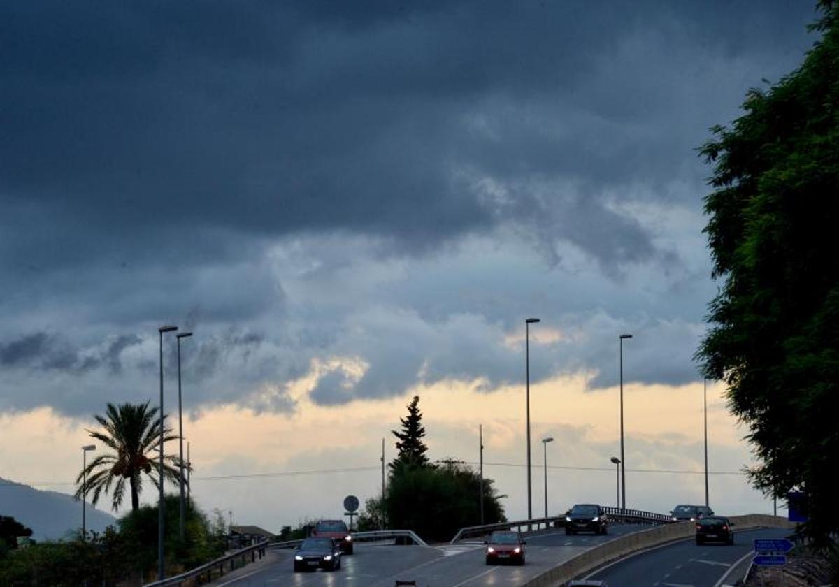 Nubes de tormenta y lluvia.